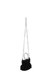 Schwarze Velvet-Handtasche mit einem gerafften Design, silberner Kettenriemen und perlenbesetztem oberen Griff. Auffällige rüschierte Textur und elegante Silhouette.
