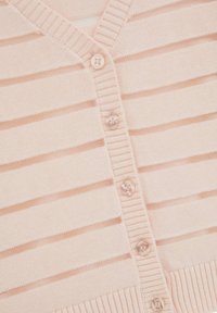 Cardigan lavorato a maglia rosa chiaro con strisce orizzontali alternate. Presenta un collo a V, polsini a costine e sei bottoni trasparenti sul davanti.