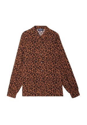 Camicia button-up con stampa leopardata marrone, colletto, maniche lunghe e una vestibilità rilassata. Presenta macchie nere e una texture sottile.