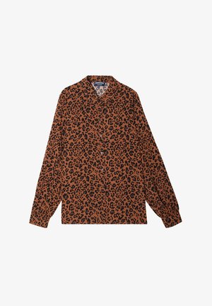 Camicia button-up con stampa leopardata marrone, colletto, maniche lunghe e una vestibilità rilassata. Presenta macchie nere e una texture sottile.