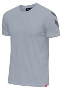 Jasnoszary t-shirt z krótkim rękawem wykonany z bawełny, o okrągłym dekolcie, z ciemnoszarymi skośnymi paskami na ramionach i czerwonym logo na metce.