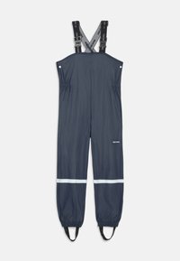Overall à prova d'água na cor navy, com alças ajustáveis, cintura elástica, punhos elásticos e riscas brancas refletoras ao longo das pernas.