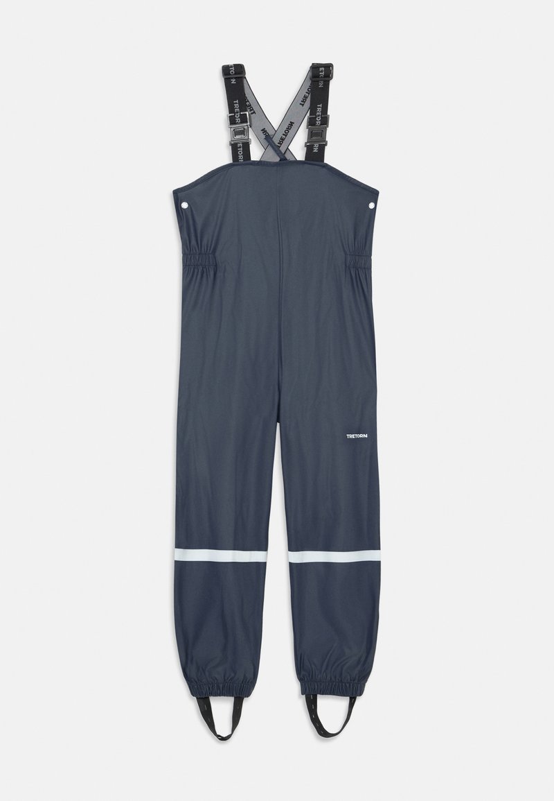 Overall à prova d'água na cor navy, com alças ajustáveis, cintura elástica, punhos elásticos e riscas brancas refletoras ao longo das pernas.