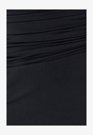 Tessuto nero arricciato, trama liscia, forma aderente con dettagli raccolti. Materiale morbido ed elastico con finitura opaca.