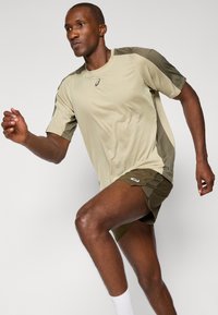 ASICS FUJITRAIL ELITE TOP - Sports T-shirt - mantle green/khaki