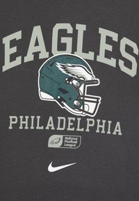 Nike Performance EAGLES HELMET ESSENTIAL TEE NFL UNISEX - Nyomott mintás póló - anthracite