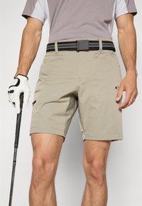 Khaki golfishortsid sujuva disainiga, valmistatud kerge kangaga. Omavad küljetaskuid, mustriba vööd ja sujuvat tekstuuri.