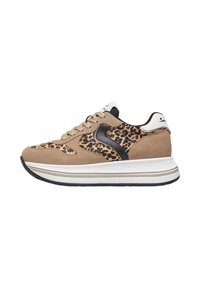 Scarpe sportive in suede con design a stampa leopardata, accenti beige e neri, punta rotonda e suola bianca imbottita con battistrada in gomma nera.