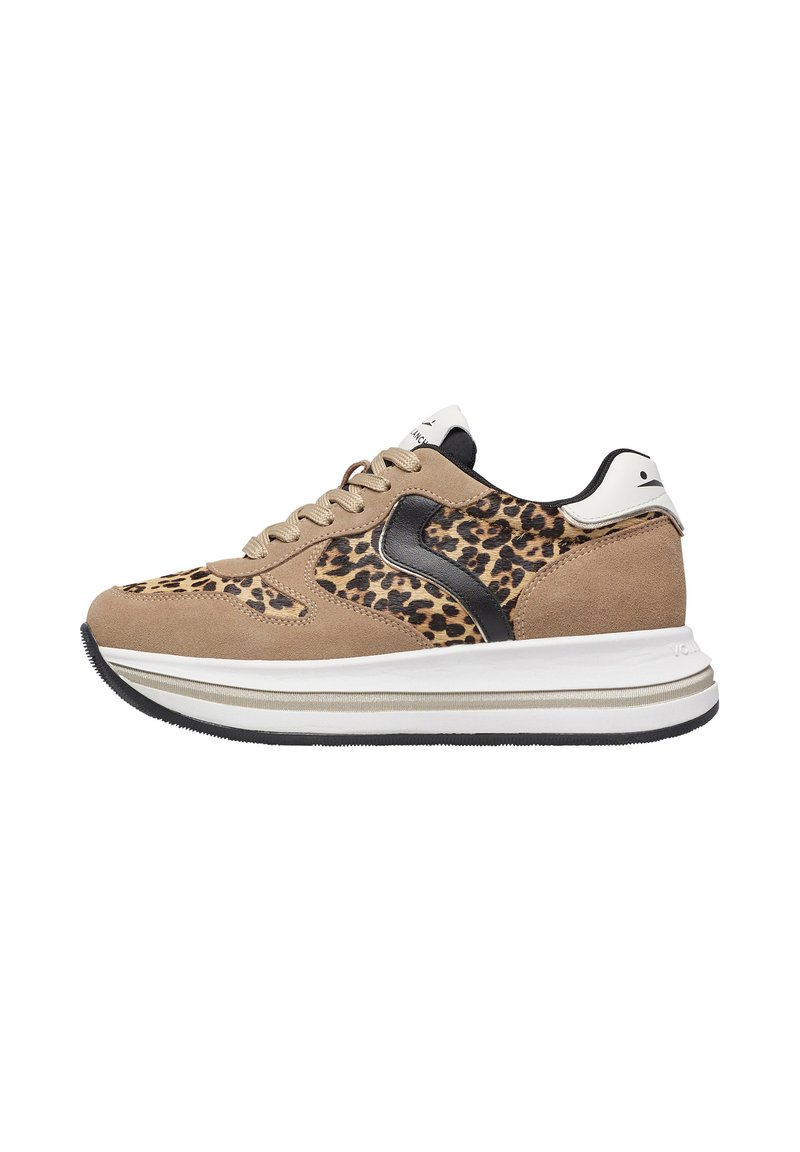 Scarpe sportive in suede con design a stampa leopardata, accenti beige e neri, punta rotonda e suola bianca imbottita con battistrada in gomma nera.