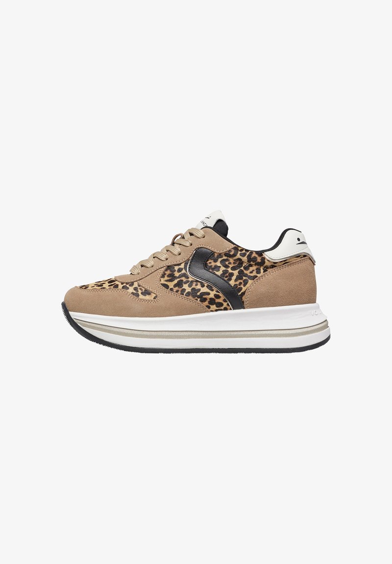 Scarpe sportive in suede con design a stampa leopardata, accenti beige e neri, punta rotonda e suola bianca imbottita con battistrada in gomma nera.