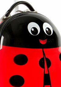 Zaino per bambini rosso e nero con design a coccinella. Presenta grandi occhi, un sorriso e punti neri. Finitura lucida e chiusura a zip.