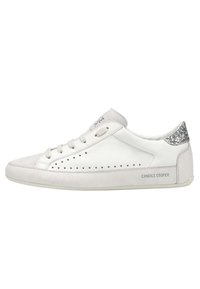 Baskets en cuir blanc avec des accents en daim gris, design perforé sur le côté, lacets plats et détail pailleté sur le talon. Présente le logo de la marque.
