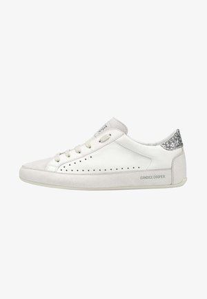 Białe skórzane sneakersy z szarymi zamszowymi akcentami, perforowanym wzorem po boku, płaskimi sznurowadłami i błyszczącym detalem na pięcie. Zawierają logo marki.