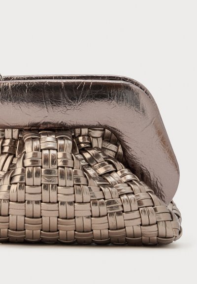 Borsa metallica intrecciata con una finitura bronzea testurizzata e sgualcita. Caratterizzata da una chiusura superiore liscia e arrotondata e da un design distintivo con base gonfiata.