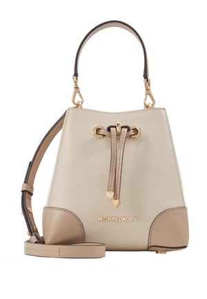 Beige en taupe leren bucketbag met trekkoordsluiting, gouden hardware, bovenhandvat, afneembare schouderriem en Michael Kors-logo.