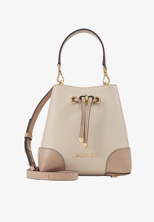 Sac seau en cuir beige et taupe avec fermeture à cordon, quincaillerie dorée, poignée supérieure, bandoulière amovible et logo Michael Kors.