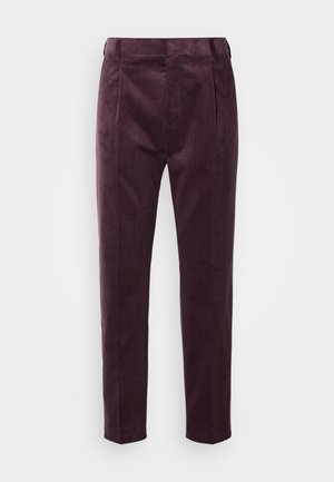 Violetti corduroy-housut suoran istuvuuden kanssa, etupleat, sivutaskut ja sileä pinta. Helma päättyy nilkan ylle.