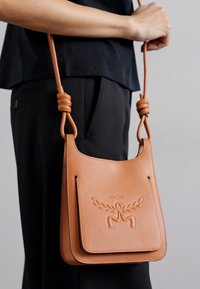 MCM LAURETOS HOBO  - Geantă crossbody - cognac
