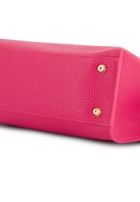 Rosa læderhåndtaske med struktureret overflade, udstyret med gyldne hardware-nitter i bunden og en vinkelret form for bedst mulig stabilitet.