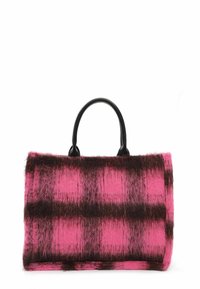 Sac à main rectangulaire rose duveteux avec un motif à carreaux brun foncé et deux poignées rondes noires.