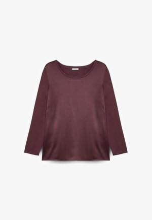 Top burdeos de manga larga con escote redondo, textura suave y un corte relajado. Presenta costuras mínimas y sin patrones visibles.