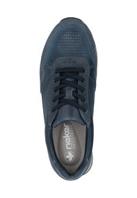 Baskets pour hommes de couleur bleu marine avec un bout texturé, des lacets noirs et une semelle intérieure grise portant l'inscription "rieker ANTISTRESS," vues du dessus sur fond blanc.