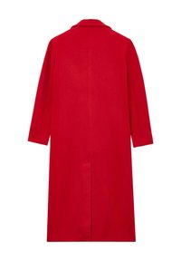 Manteau long en laine rouge avec un col, des manches longues et une couture au dos avec une fente à l'ourlet.