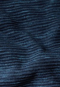 Dunkelblauer Strickstoff mit subtilen horizontalen Streifen, der eine strukturierte Oberfläche und unterschiedliche Blautöne aufweist.