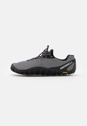 Chaussure de sport Merrell noire et grise avec tige en tricot, semelle noire, lacets et logo Vibram sur le côté, vue de profil.
