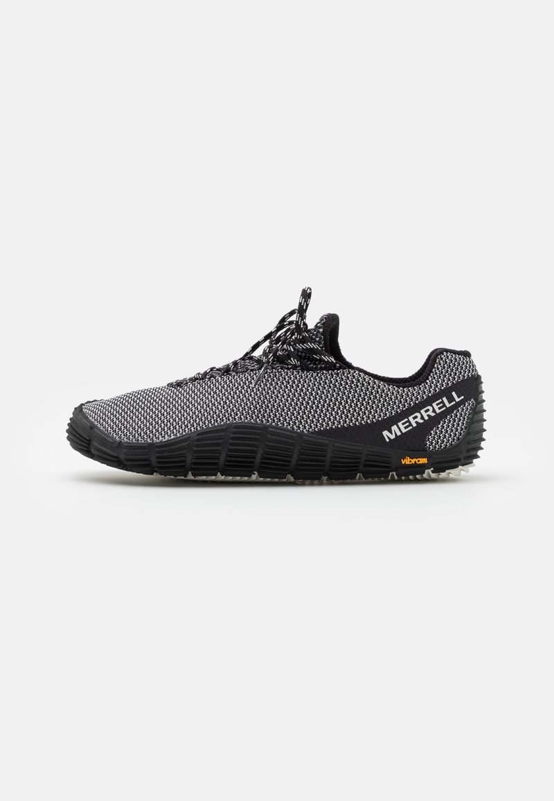 Chaussure de sport Merrell noire et grise avec tige en tricot, semelle noire, lacets et logo Vibram sur le côté, vue de profil.
