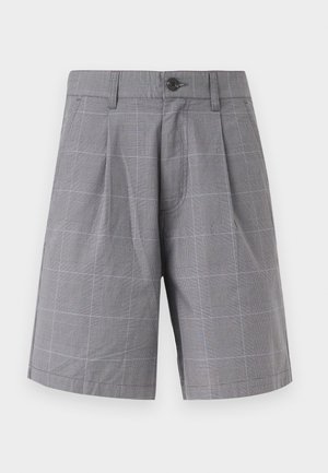 Shorts gris sur mesure avec un motif à carreaux subtil, plis avant, passants pour ceinture, poches latérales et une fermeture à bouton noir unique.