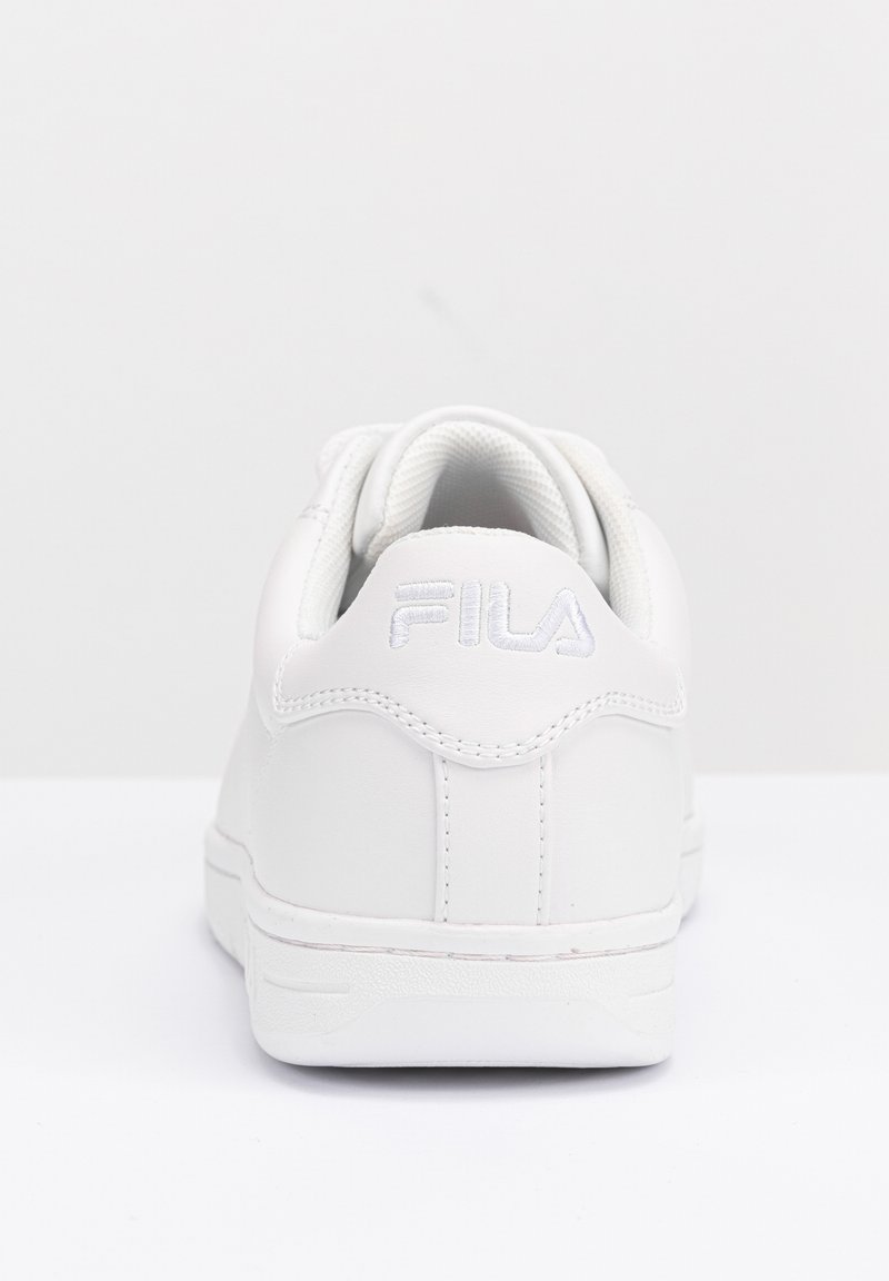 Białe skórzane sneakersy o zaokrąglonym kształcie, z teksturowaną powierzchnią i wyhaftowanym logo marki z tyłu. Posiadają gładkie sznurowadła i gumową podeszwę.