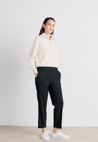 Tommy Hilfiger CORE - Vászonnadrágok - midnight moss