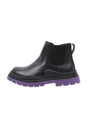 Bota Chelsea de cuero negro con panel lateral elástico y suela gruesa de caucho púrpura, vista desde el lado exterior.