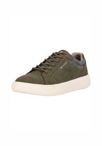 Gröna mockaskor med grå accenter, vit gummisula och brun hälflik. Har snörningsdesign och subtila sömnadsdetaljer.