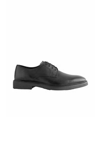 Chaussure noire en cuir à lacets avec un bout arrondi, un dessus texturé et une semelle plate en caoutchouc. Design minimaliste sans embellissements visibles.