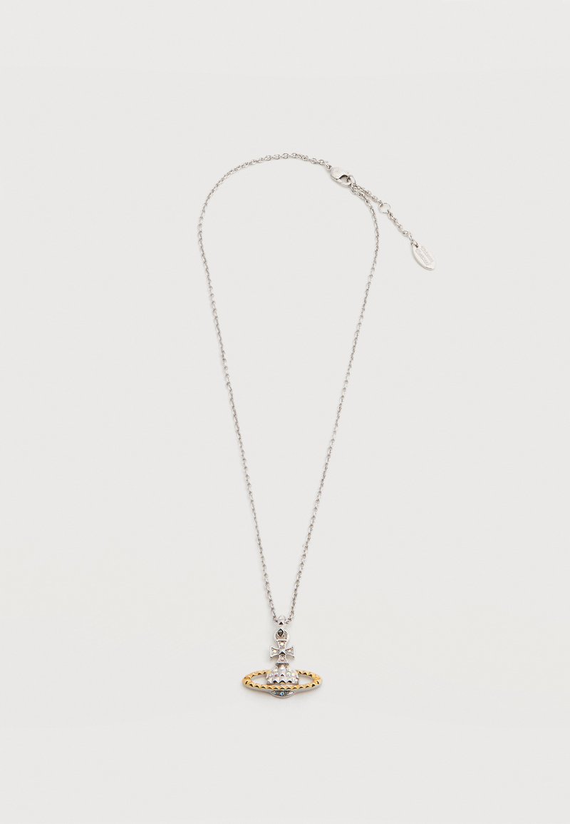 Ασημένιο κολιέ με κυκλικό μενταγιόν που διαθέτει χρυσή λεπτομέρεια, διακοσμητικά στοιχεία και κούμπωμα με σφιγκτήρα.