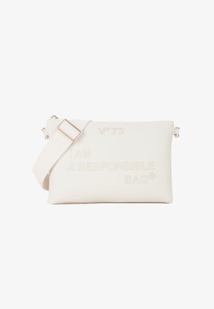 Witte schoudertas van textuurmateriaal, met reliëf tekst "IK BEN EEN VERANTWOORDELIJKE TAS," en een verstelbare schouderband met gouden hardware.