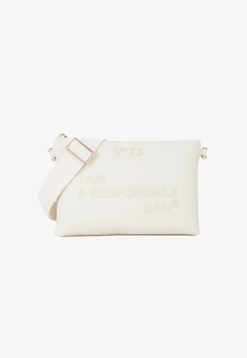 Borsa a tracolla bianca realizzata in materiale testurizzato, con testo in rilievo "IO SONO UNA BORSA RESPONSABILE" e una tracolla regolabile con accessori dorati.