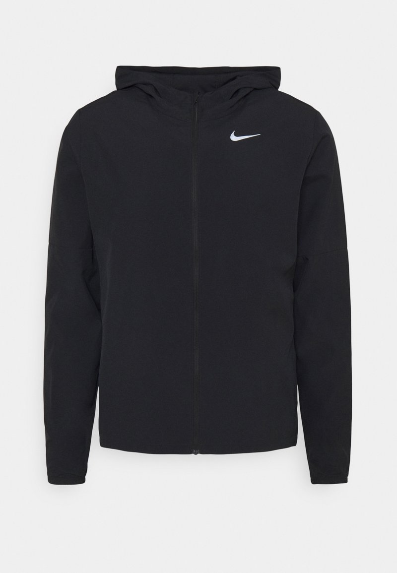 Schwarze Zip-Jacke mit Kapuze, aus glattem Material. Verfügt über ein kleines weißes Nike-Logo auf der oberen linken Brustseite.