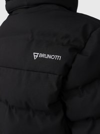 Juoda pagalvėlėta striukė su baltu "Brunotti" logotipu ant viršutinės nugaros dalies, rodanti šilumos izoliacijos, siuvinėtos medžiagos tekstūrą.