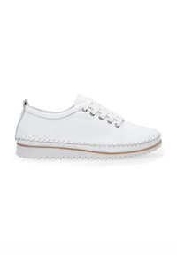 Weiße Leinensneaker mit runder Zehenpartie, Schnürdesign, silbernen Akzenten und kontrastierendem Stick entlang der Sohle. Strukturierten Gummisohle.