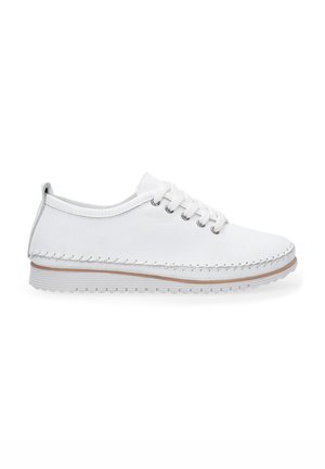 Weiße Leinensneaker mit runder Zehenpartie, Schnürdesign, silbernen Akzenten und kontrastierendem Stick entlang der Sohle. Strukturierten Gummisohle.