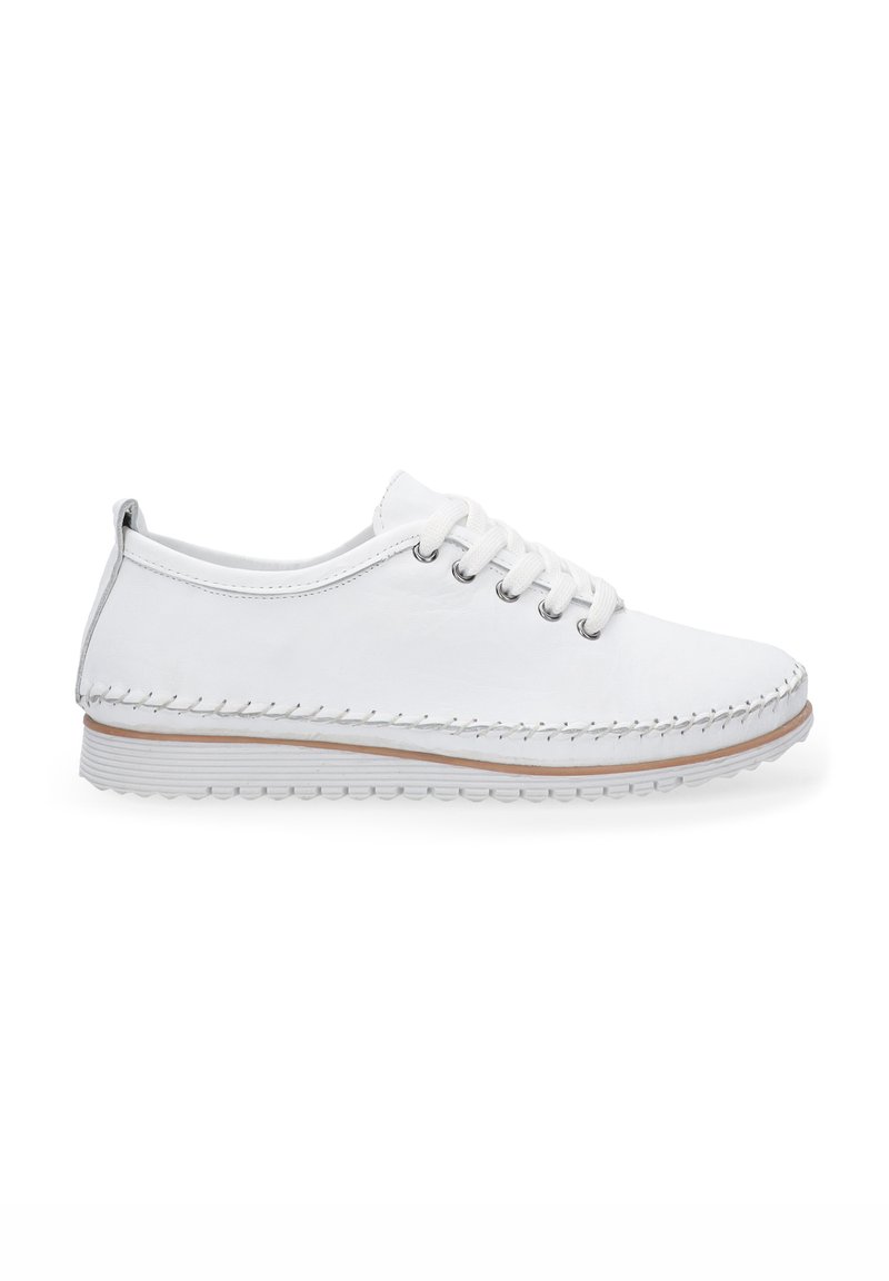 Weiße Leinensneaker mit runder Zehenpartie, Schnürdesign, silbernen Akzenten und kontrastierendem Stick entlang der Sohle. Strukturierten Gummisohle.