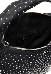 Borsa a mano in tessuto nero adornata con borchie argentate, dotata di chiusura con zip, un esterno a fantasia e un'etichetta interna con marchio.
