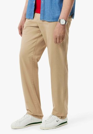 Lacoste, LACOSTE CHINOS HOMME ADULTE CHAIN VIENNOIS - Pantalones chinos - camel
