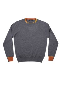 Grauer Pullover mit Rundhalsausschnitt, versehen mit orangefarbenen und gelben Akzenten am Kragen und an den Bündchen. Weiche Textur und lange Ärmel.