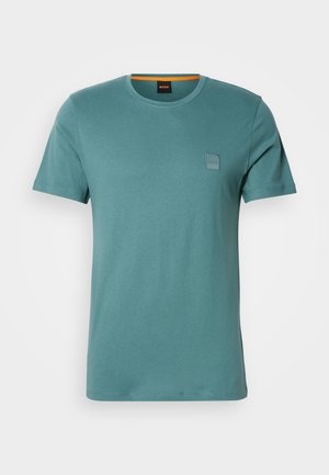 Teal T-shirt met korte mouwen en ronde hals, voorzien van een klein vierkant logo op de linkerkant van de borst en een oranje binnencoll trim.
