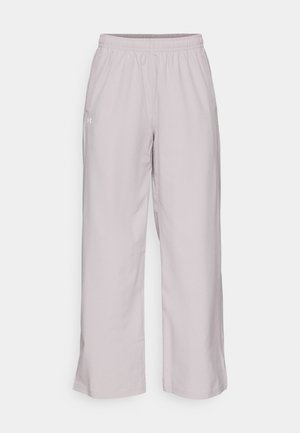 Gaiši pelēki, platējoši bikses ar elastīgu jostu, divām sānu kabatām un gludu auduma tekstūru. Minimāla zīmola akcentācija sānos.