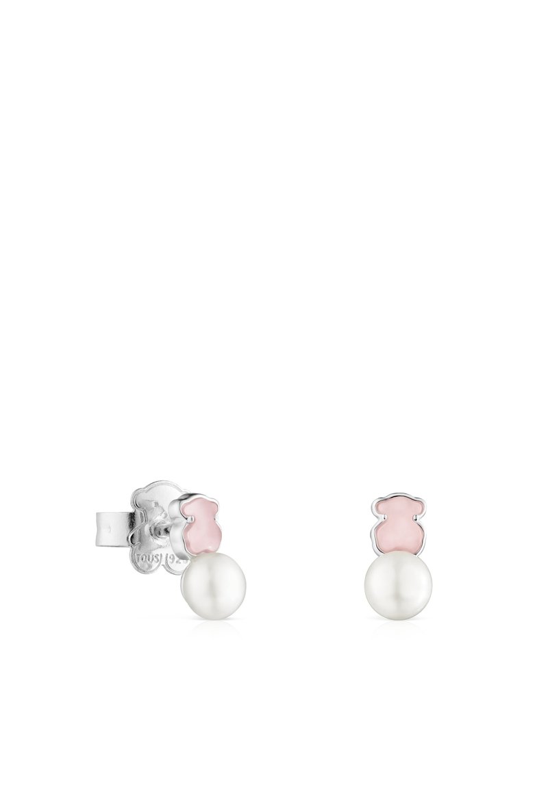 Orecchini a perno in argento con piccoli pomelli a forma di orsetto rosa e perle bianche pendenti su uno sfondo bianco.